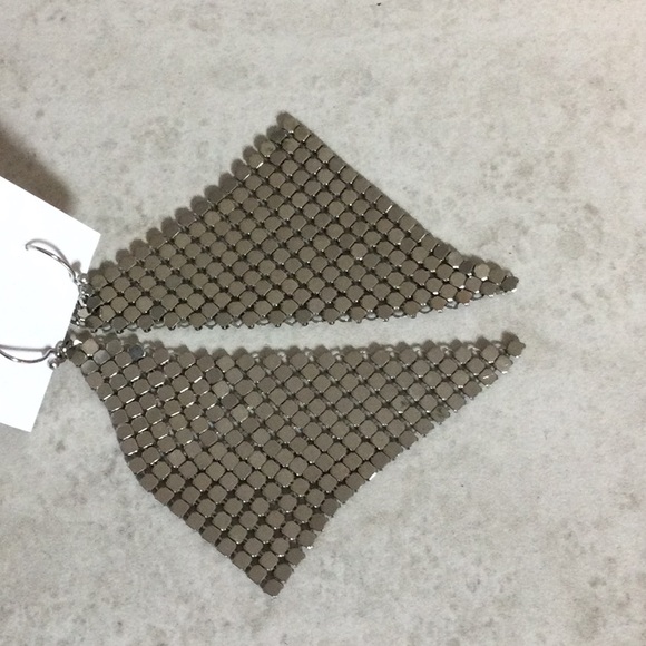 Silver triangle mesh shiny drop earrings - Picture 4 of 7